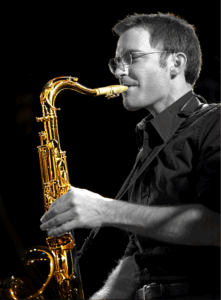 Alex mit seinem goldenen Live Saxophon